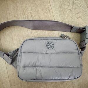 Lululemon Everywhere Wunderpuff 2L light grey belt bag